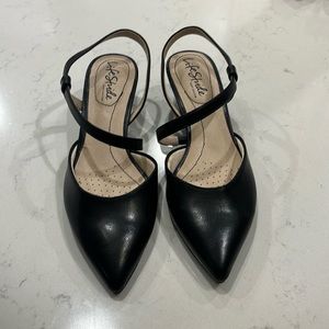 LifeStride Women's Minimalist Black pointed toe with kitten  Heel size 5 M